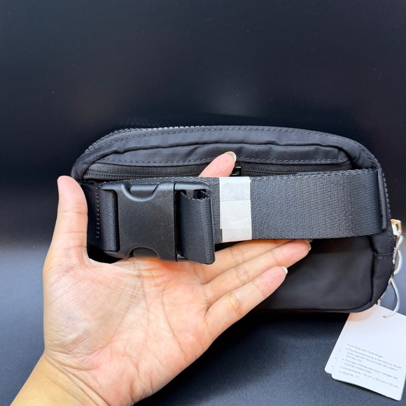 Lululemon Everywgere Belt Bag black - Picture 5 of 8